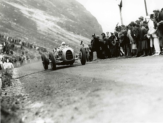 Bild: Auto Union Typ A (1934) – Hans Stuck beim Klausenrennen 1934
