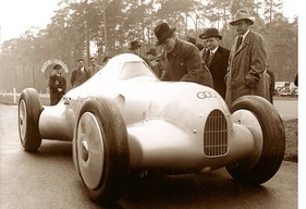 Auto Union Typ B Rekordwagen (1935) – Der zweite gebaute Lucca-Wagen mit Jaray-Karosserie. Neben dem Cockpit steht Ferdinand Porsche Auto Union Typ B Rekordwagen (1935) – Der zweite gebaute Lucca-Wagen mit Jaray-Karosserie. Neben dem Cockpit steht Ferdinand Porsche
