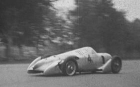 Auto Union Typ B Rekordwagen (1935) – Rosemeyer platzt beim AVUS-Rennen 1935 Ausgangs der Nordkurve der Hinterreifen