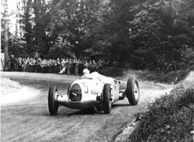Auto Union Typ C (1936) - Rosemeyer im Four Wheel Drift in Donington im Jahre 1937