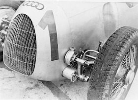 Auto Union Typ C (1936) - die vorderen Radaufhängungen wurden über die Zeit nur minimal verändert, beim GP Deutschland von 1936 wurden Versuche mit hydralischen Dämpfern gemacht
