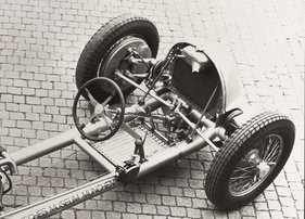 Auto Union Typ C (1936) - klassische Porsche-Kurbellenkerachse, wie sie von 1934 bis 1939 an allen AU GP-Wagen und beim Käfer:Porsche 356 eingesetzt wurde Auto Union Typ C (1936) - klassische Porsche-Kurbellenkerachse, wie sie von 1934 bis 1939 an allen AU GP-Wagen und beim Käfer:Porsche 356 eingesetzt wurde