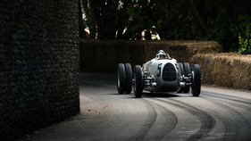 Auto Union Typ C (1936) - mit Zwillingsbereifung unterwegs Auto Union Typ C (1936) - mit Zwillingsbereifung unterwegs