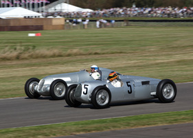 Auto Union Typ C (1936) und Mercedes-Benz W125 (1937) - Demonstrationslauf Vorkriegs-Silberpfeile am Goodwood Revival 2012