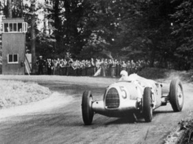 Auto Union Typ C (1937) - Bernd Rosemeyer siegt im Rennen von Donington Park (Grossbritannien) im Jahr 1937