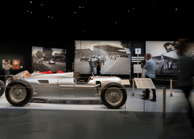 Auto Union Typ C (1937) - in der Ausstellung - Sonderschau "Grand Prix Suisse 1934–54 - Bern im Rennfieber" im Bernischen Historischen Museum Auto Union Typ C (1937) - in der Ausstellung - Sonderschau "Grand Prix Suisse 1934–54 - Bern im Rennfieber" im Bernischen Historischen Museum