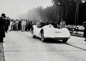 Auto Union Typ C Stromlinie (1937) – Beim Start zur Rekordfahrt am 25. Oktober 1937