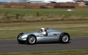Auto Union Typ D (1938) - Demonstrationslauf Vorkriegs-Silberpfeile am Goodwood Revival 2012