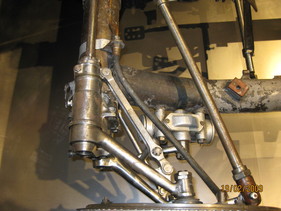 Auto Union Typ D (1939) -  Die zusätzlich angeflanschte Strebe markiert den Übergang vom Kurbellenker zum Dreieckslenker – eingesetzt seit Mitte 1939