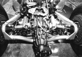 Auto Union Typ D (1939) - Hinterachse mit Längslenkern und dem unter dem Getriebe hindurch geführten De-Dion-Rohr