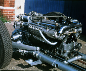 Auto Union Typ D (1939) -  Komponenten von den Längslenkern der Hinterachse bis zum Lenkgetriebe sind mittels Quetschbändern mit dem Rahmen verbunden und mit wenigen Handgriffen einstellbar