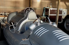 Auto Union Typ D (1939) -  Luftzufuhr durch Öffnung über der Kopfhutze und ein seitliches Rohr