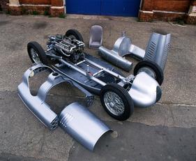 Auto Union Typ D (1939) - Rolling Chassis mit Karosserieteilen, Sitz und zentralem Tank mit Einfüllstutzen und Seitentanks Auto Union Typ D (1939) - Rolling Chassis mit Karosserieteilen, Sitz und zentralem Tank mit Einfüllstutzen und Seitentanks