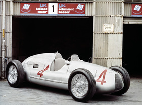 Auto Union Typ D (1939) - aufgenommen am 12. August 1979 am Nürburgring - deutlich ist die Handschrift Porsches sichtbar Auto Union Typ D (1939) - aufgenommen am 12. August 1979 am Nürburgring - deutlich ist die Handschrift Porsches sichtbar