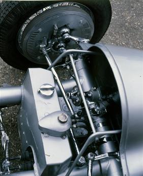 Auto Union Typ D (1939) - das mittels Quetschbändern befestigte Lenkgetriebe, dahinter der Öltank