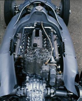 Auto Union Typ D (1939) -  seitlich angebrachte Doppelvergaser liefern das Luft/Gasgemisch in die Stufe 1 des Rootskompressors, von da in Stufe 2 und dann in die Zylinderköpfe