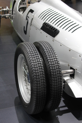 Auto Union Typ D Bergrennwagen (1938) - Zwillingereifen beim Bergrennwagen - an der Techno Classica Essen 2012
