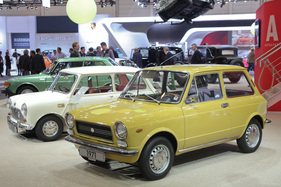 Autobianchi A 112 (1971) - neben dem AustinI 850 von 1965 - viel Platz und Fahrfreude im kompakten Auto - Techno Classica 2015