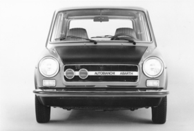 Autobianchi A 112 Abarth (1973) - Vorderansicht mit deutlich sichtbarem Abarth-Zeichen