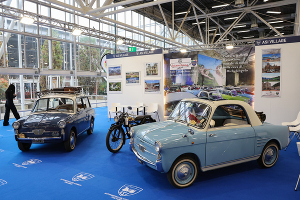 Bild Autobianchi Bianchina im Duett auf dem Clubstand im ASI Village - 42. Auto e Moto d'Epoca 2025