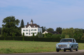 Autobianchi Primula Coupé (1966) - italienischer Wagen vor Schweizer Schloss