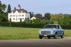 Autobianchi Primula Coupé (1966) - italienischer Wagen vor Schweizer Schloss
