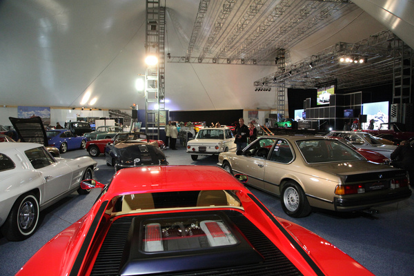 Bild: Autogeprägte Stimmung im Festivalzelt - Versteigerung der Oldtimer Galerie in Gstaad am 29. Dezember 2019