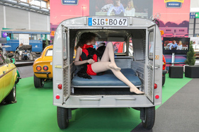 Autokino-Aufbau im Rahmen der Siebzigerjahre-Sonderschau mit Kastenente und leicht bekleideter Schaufensterpuppe - Klassikwelt Bodensee 2024 Autokino-Aufbau im Rahmen der Siebzigerjahre-Sonderschau mit Kastenente und leicht bekleideter Schaufensterpuppe - Klassikwelt Bodensee 2024