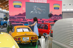 Autokino-Aufbau im Rahmen der Siebzigerjahre-Sonderschau mit Opel GT - Klassikwelt Bodensee 2024 Autokino-Aufbau im Rahmen der Siebzigerjahre-Sonderschau mit Opel GT - Klassikwelt Bodensee 2024