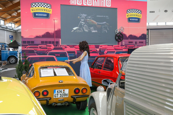 Autokino-Aufbau im Rahmen der Siebzigerjahre-Sonderschau mit Opel GT - Klassikwelt Bodensee 2024