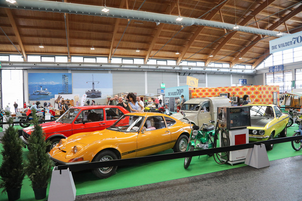 Image: Drive-in movie theater set-up as part of the 1970s special show with Opel GT, VW Golf GTI, Kasten-Ente and Opel Manta - Klassikwelt Bodensee 2024