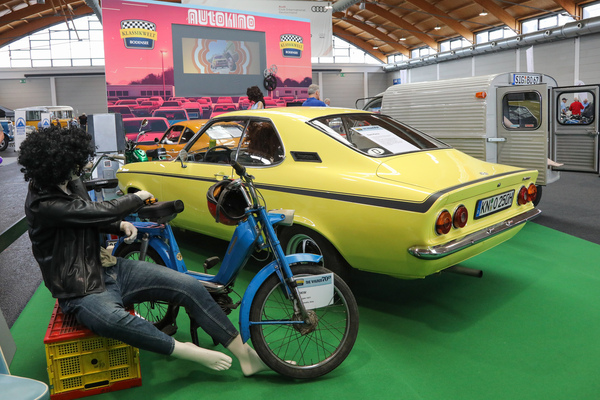 Bild Autokino-Aufbau im Rahmen der Siebzigerjahre-Sonderschau mit Opel Manta - Klassikwelt Bodensee 2024