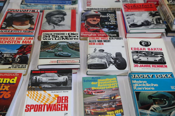 Bild Automobil-Literatur von damals - Oldtimer- und Teilemarkt Winterthur 12./13. November 2016