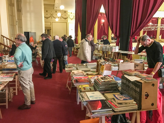 Bild Automobil-Literatur wird hier in stilvollem Rahmen angeboten - Oldtimerbörse Spa 2016
