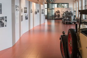 Automobile Klassiker vor Architekturperlen