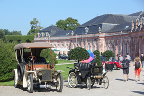 Automobile Pionierzeit mit Adler vor dem Schloss - Classic-Gala Schwetzingen 2021 Automobile Pionierzeit mit Adler vor dem Schloss - Classic-Gala Schwetzingen 2021