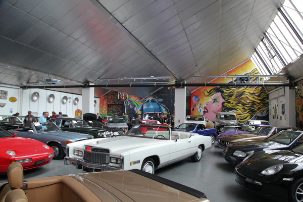 Autos aus zehn Jahrzehnten waren im Angebot, hier sind eher die jüngeren zu sehen - Versteigerung der Oldtimer Galerie in Toffen am 19. Oktober 2019