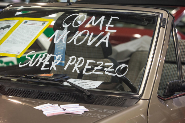 Autos gibt es in drei verschiedenen Kategorien, nämlich ”wie neu”, …