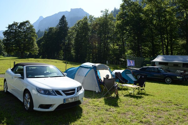 Bild: Autos von Saab und Zelte von Decathlon – IntSAAB 2025