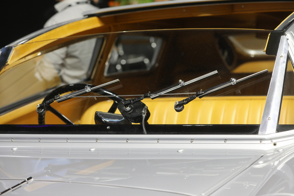 Avions Voisin C28 Aerosport (1935) - drei Scheibenwischer, rahmenlos Frontscheibe (oben), Rolldach - Rétromobile Paris 2024