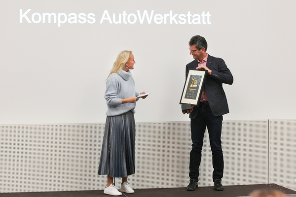 Image: Award presentation for the Kompass AutoWerkstatt by Isabel Riederer - Swiss Classic Awards 2020 handover at the "autobau erlebniswelt" in Romanshorn