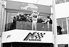 Bild: Ayrton Senna gewinnt das Eröffnungsrennen des neuen Grand-Prix-Kurses auf dem Nürburgring, 12. Mai 1984 mit 20 Top-Rennfahrern auf 20 identischen, damals neuen Mercedes-Benz Typ 190 E 2.3-16 (W 201)