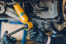 BILSTEIN B6 Stossdämpfer während der Montage BILSTEIN B6 Stossdämpfer während der Montage