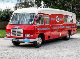 BMC 5-Ton Race Transporter (1959) - als Lot 115 an der Bonhams Goodwood Members’ Meeting Versteigerung 2025