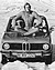 BMW 1502 (1973) - Hans-Joachim Stuck auf der Haube des kleinen BMW (© Archiv Automobil Revue) BMW 1502 (1973) - Hans-Joachim Stuck auf der Haube des kleinen BMW (© Archiv Automobil Revue)