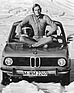 BMW 1502 (1973) - Hans-Joachim Stuck auf der Haube des kleinen BMW