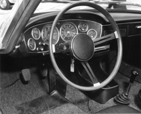 BMW 1600 GT (1967) - Lenkrad und Armaturenbrett des von Glas übernommenen Sportwagens