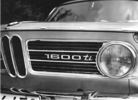BMW 1600 ti (1967) - sportlicher Kühlergrill und Emblem, das die zusätzliche Leistung kennzeichnet