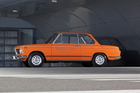 Bild BMW 1602 Elektro (1972) – Zeigte anno dazumal den olympischen Marathon-Läufern, wo's lang geht.