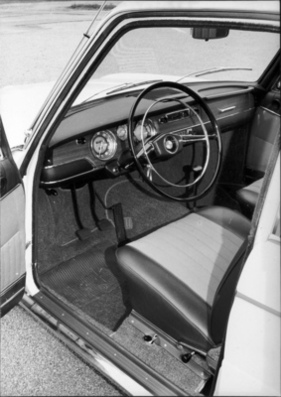 BMW 1800 (1963) – Armaturenbrett mit Holzfolie und Zweispeichenlenkrad mit Hupring